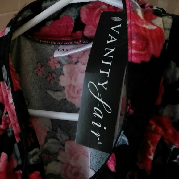 NWT Beautiful Floral Robe - Picture 3 of 4